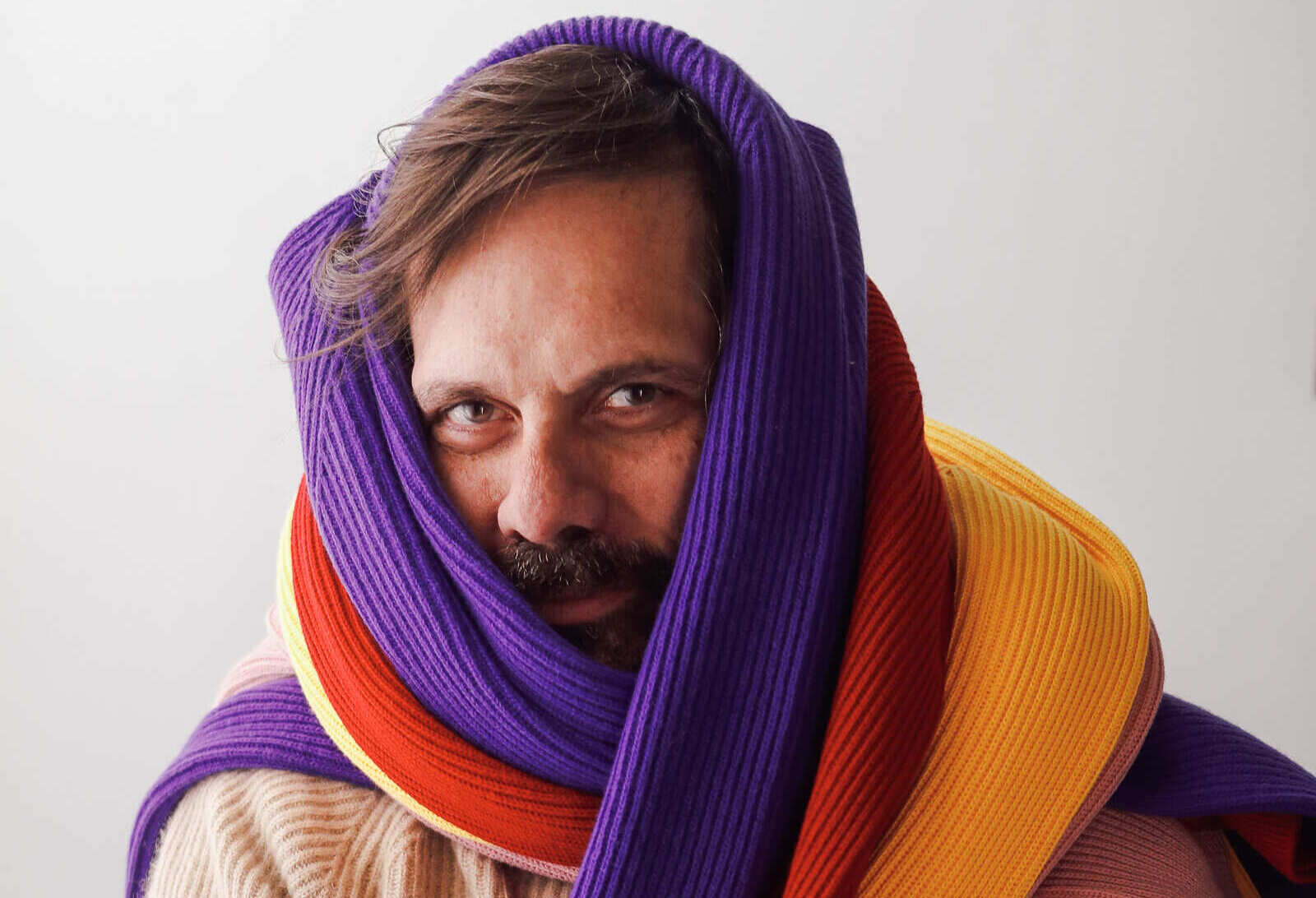 Paolo de Vivo, fondatore di deNobiliaryParticle, con maglie di diversi colori (viola, rosso, arancione, ). Ph. courtesy deNobiliaryParticle