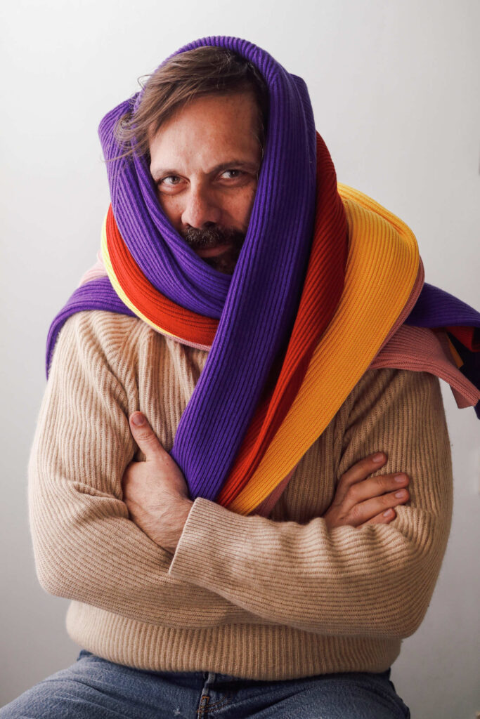 Paolo de Vivo, fondatore di deNobiliaryParticle, con maglie di diversi colori (viola, rosso, arancione, ). Ph. courtesy deNobiliaryParticle