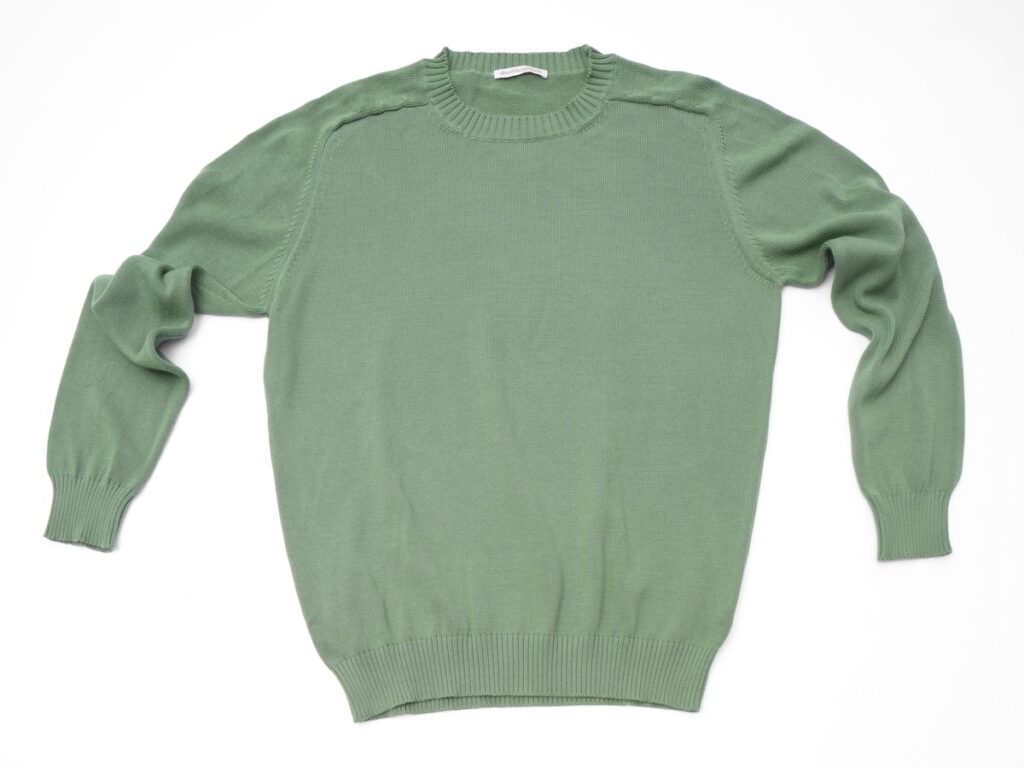 Maglione uomo verde salvia con maglia piatta sul corpo e costine sulle maniche, deNobiliaryParticle SS27