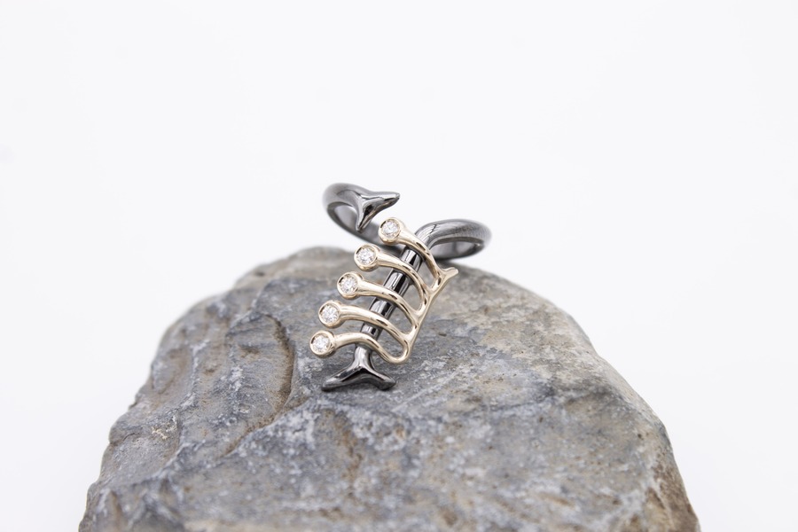 Anello 2026 della Fondazione Arnaldo Pomodoro in oro bianco, oro brunito e diamanti
