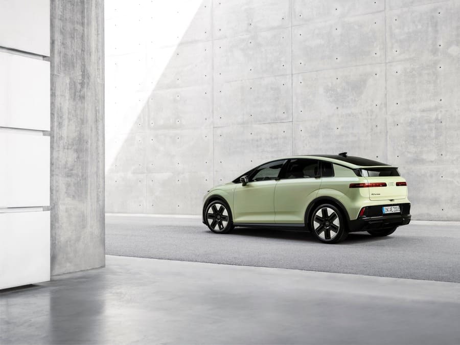 Audi A2 e-tron elettrica vista tre quarti posteriore