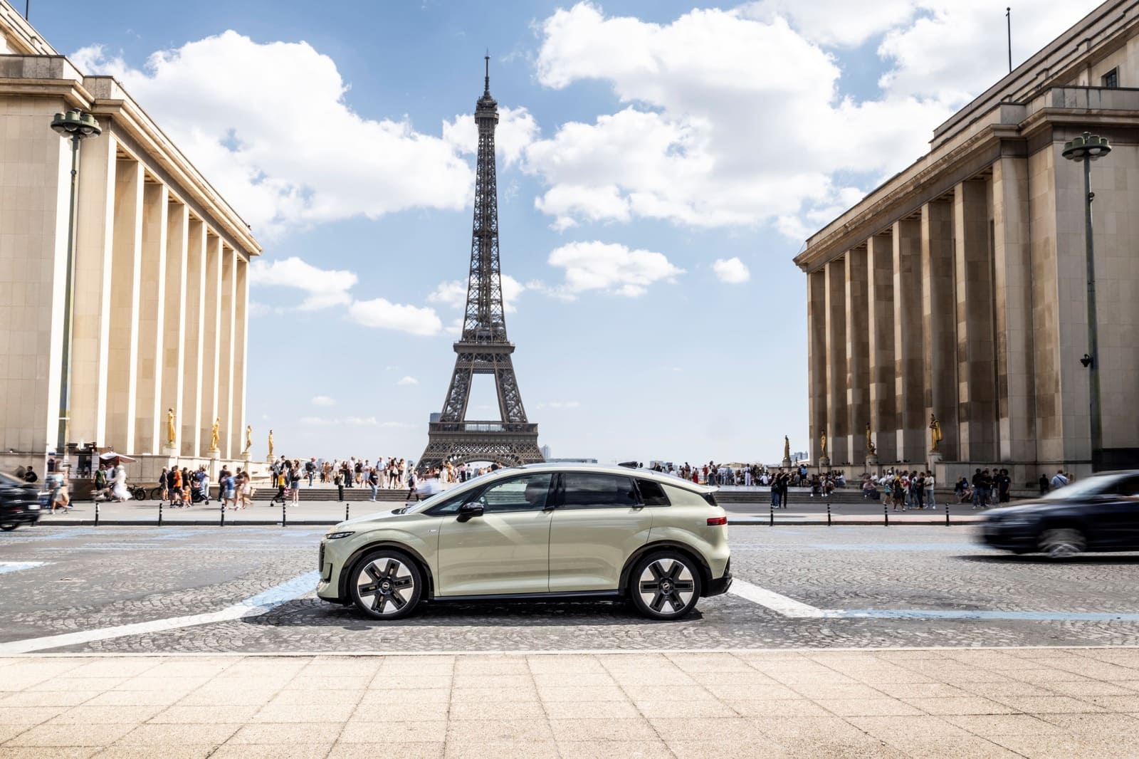 Audi A2 e-tron a Parigi con la Torre Eiffel sullo sfondo