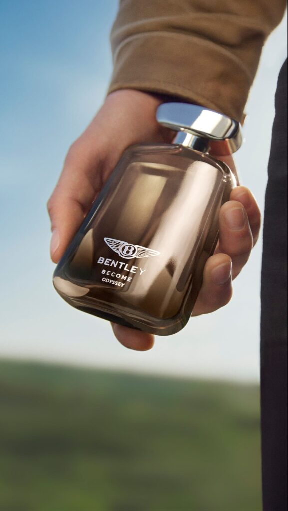 Flacone Bentley Become Odyssey Eau de Parfum tenuto in mano