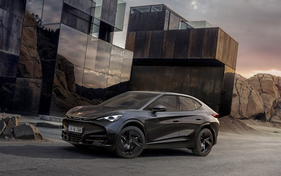 CUPRA Tavascan Black Edition vista tre quarti anteriore
