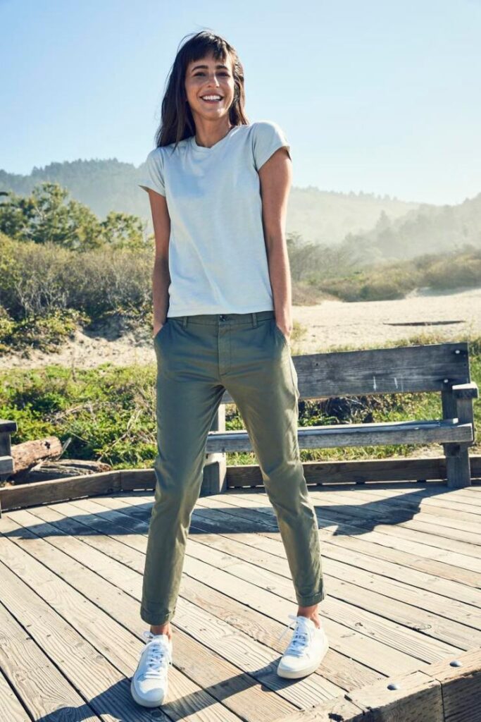Look Dockers donna con pantaloni chino verde oliva, t-shirt chiara e sneakers bianche