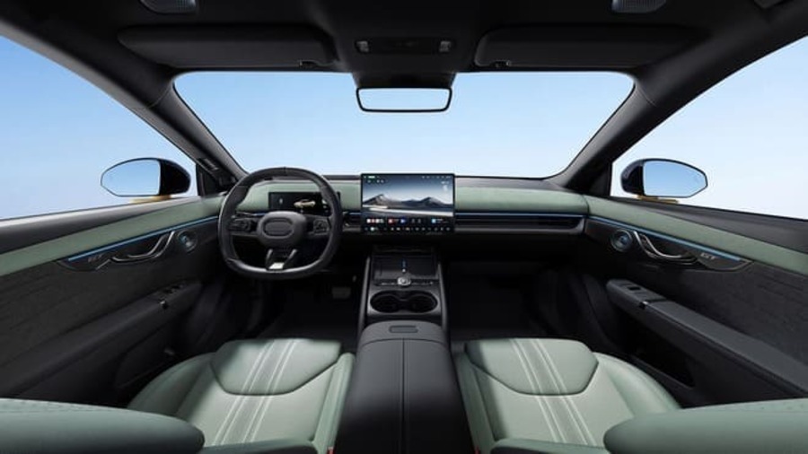 Plancia, volante e display centrale della Lynk & Co 07 GT nella configurazione cinese