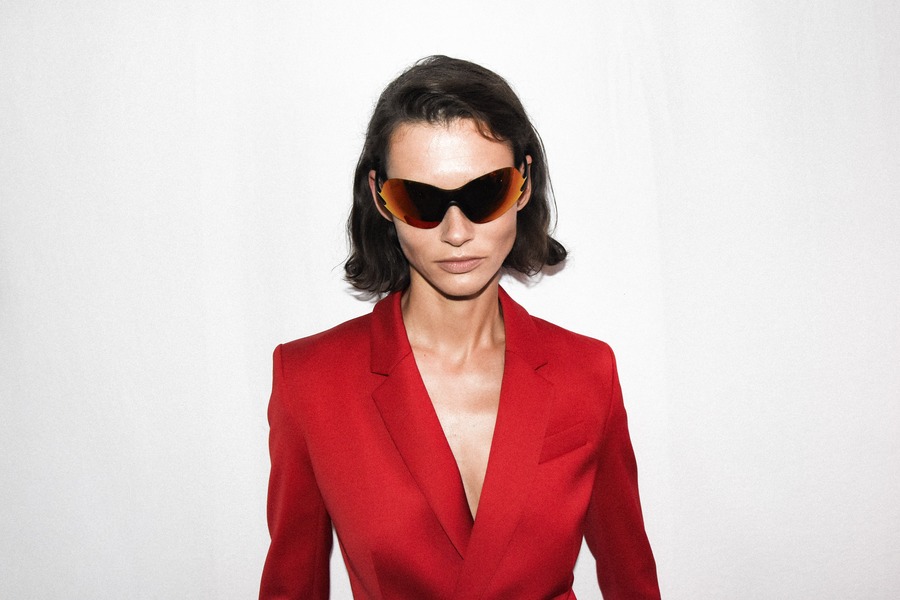 Occhiali MYKITA 032c BRANDLEY con lente Flare Flash e abito rosso