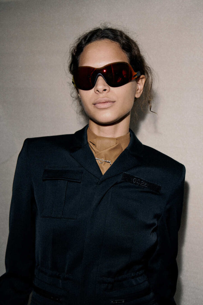 Occhiali MYKITA 032c BRANDLEY con lente Flare Flash su look nero 032c STABLE