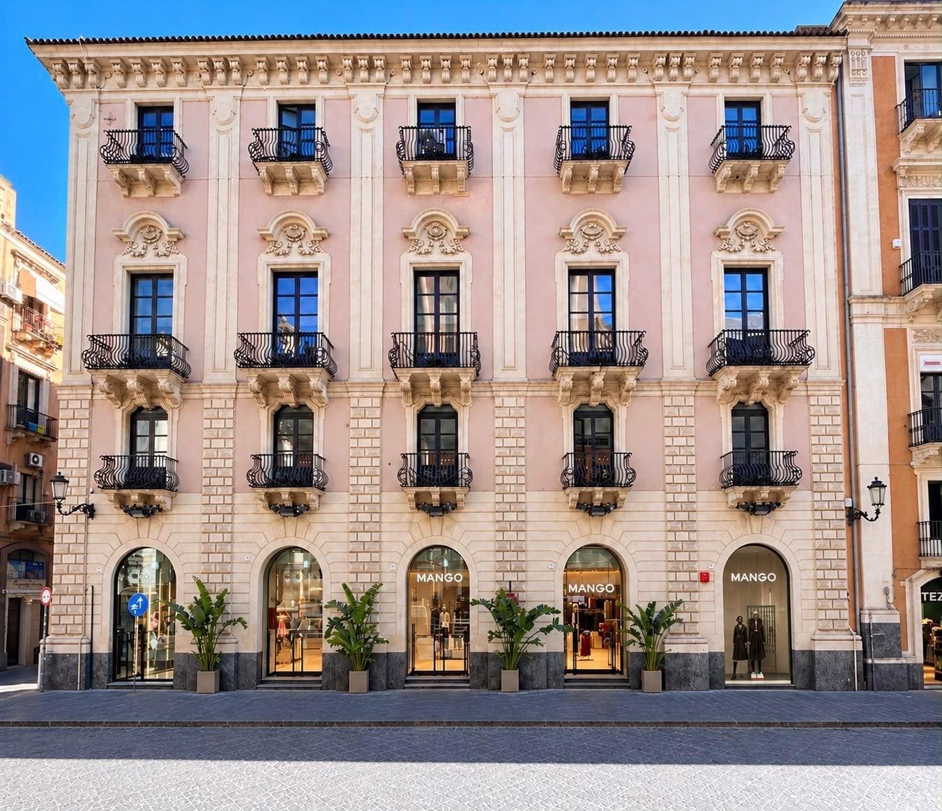 Facciata dell’edificio storico che ospita il nuovo Mango da Coin a Catania, con ingressi e vetrine su via Etnea.