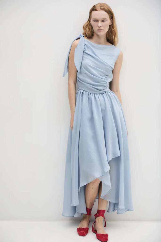 Look Romeo Gigli PE 2027 nella collezione Le Onde del Destino