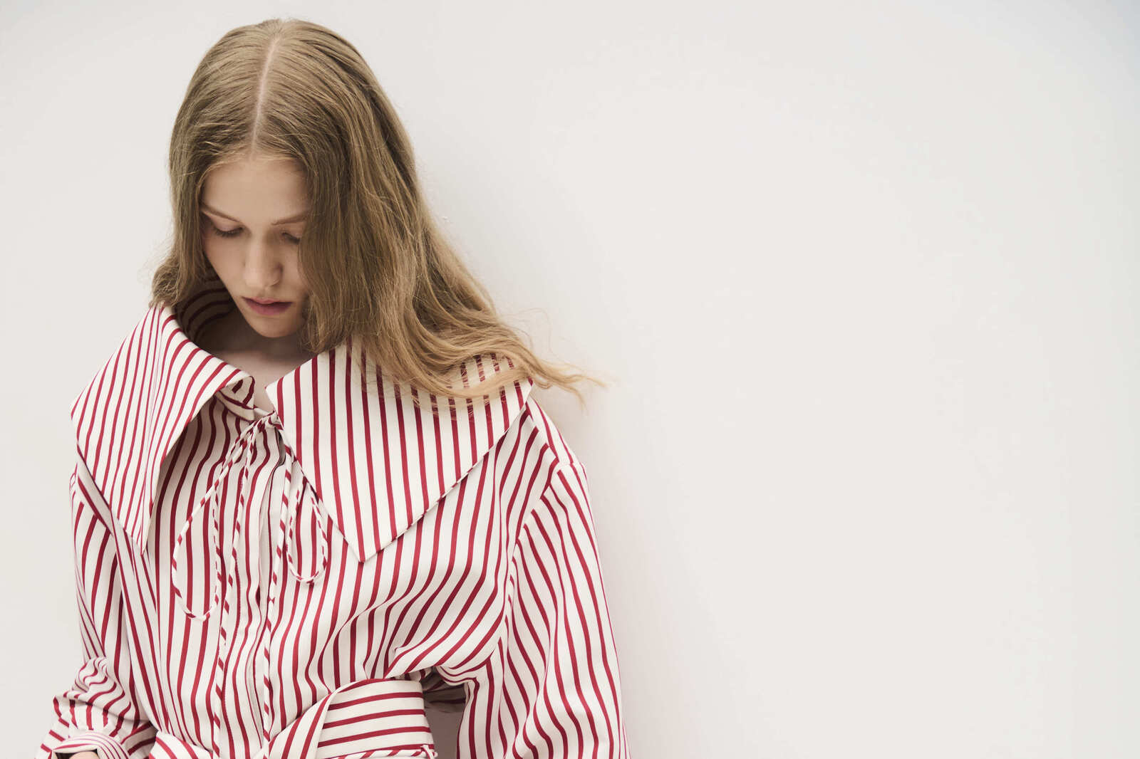 Look Romeo Gigli PE 2027 con righe rosse e bianche nella collezione Le Onde del Destino
