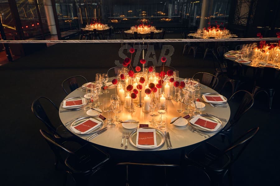 Tavoli allestiti sui campi da padel per la cena Wild Stars di Golden Goose