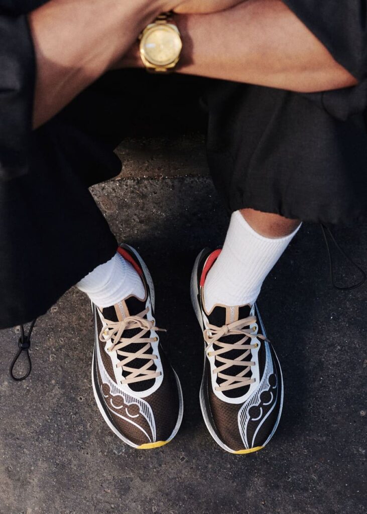 Saucony x Highsnobiety Endorphin Pro 5 marroni viste dall’alto, con lacci beige, dettagli gialli e calze bianche.