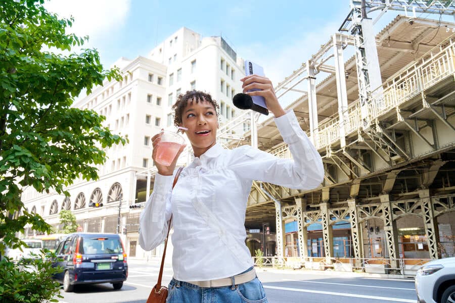 Microfono Sony ECM-AX10 utilizzato con uno smartphone all’aperto