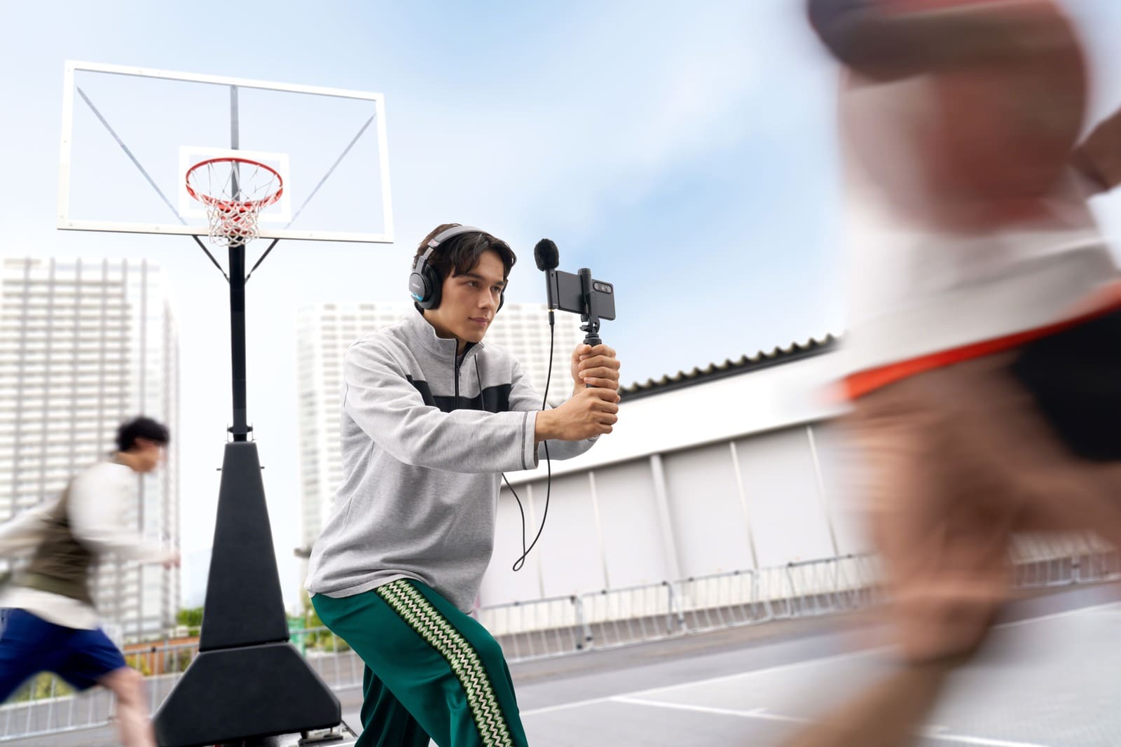 Microfono Sony ECM-AX10 utilizzato con uno smartphone su un campo da basket