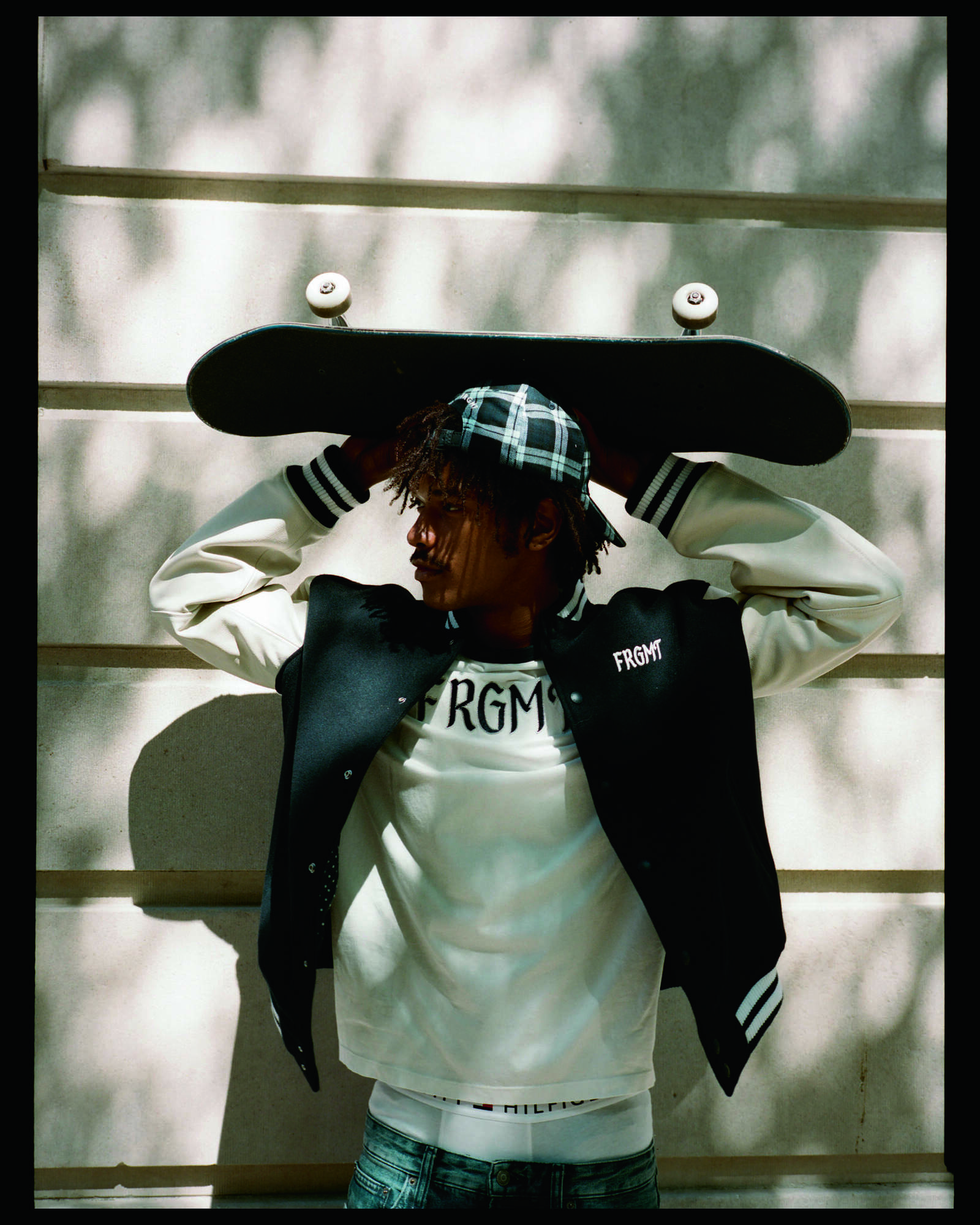 Modello con skateboard nella campagna Tommy Hilfiger x FRGMT 2026
