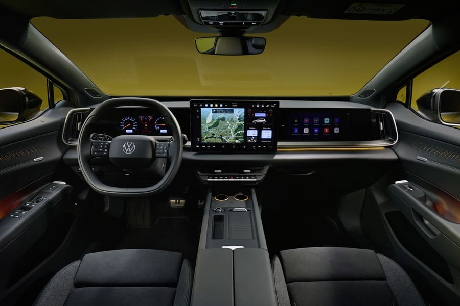 Interni anteriori della Volkswagen ID. Tiguan con display panoramico