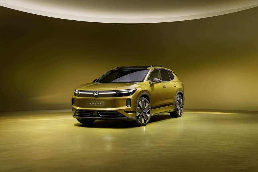 Volkswagen ID. Tiguan elettrica vista tre quarti anteriore